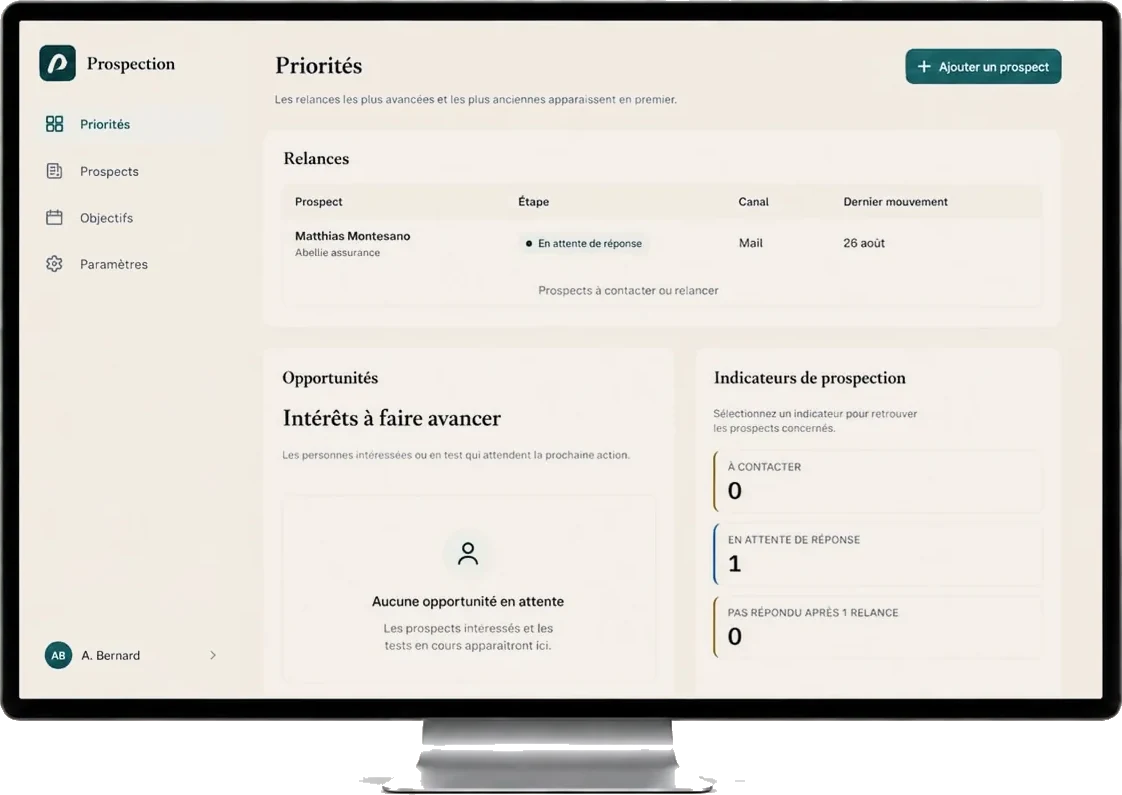 Une application de suivi de prospection fabriquée avec Fabrikio, vue sur ordinateur et sur téléphone.